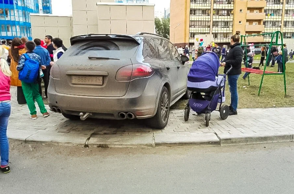 Парковка автомобиля на тротуаре. Машина на тротуаре. Автомобиль у тротуара. Автомобиль во дворе. Машина на тротуаре штраф.