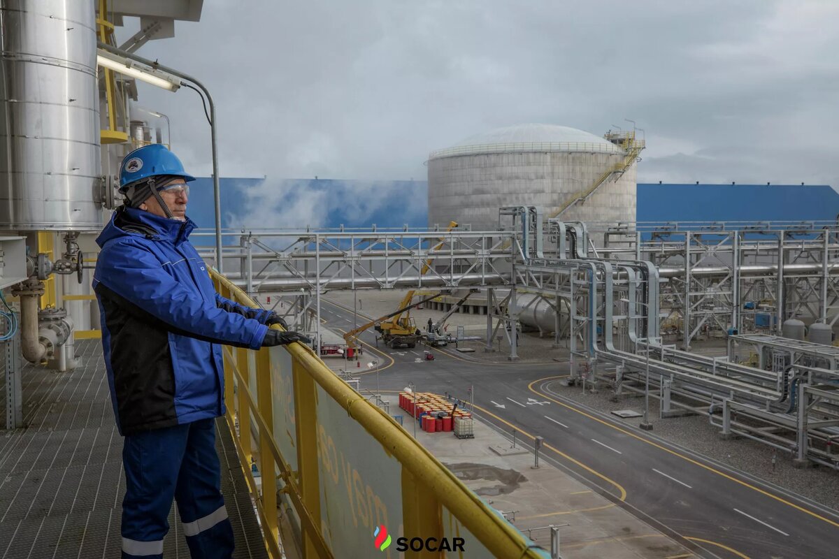 Сотрудник SOCAR на месте работы