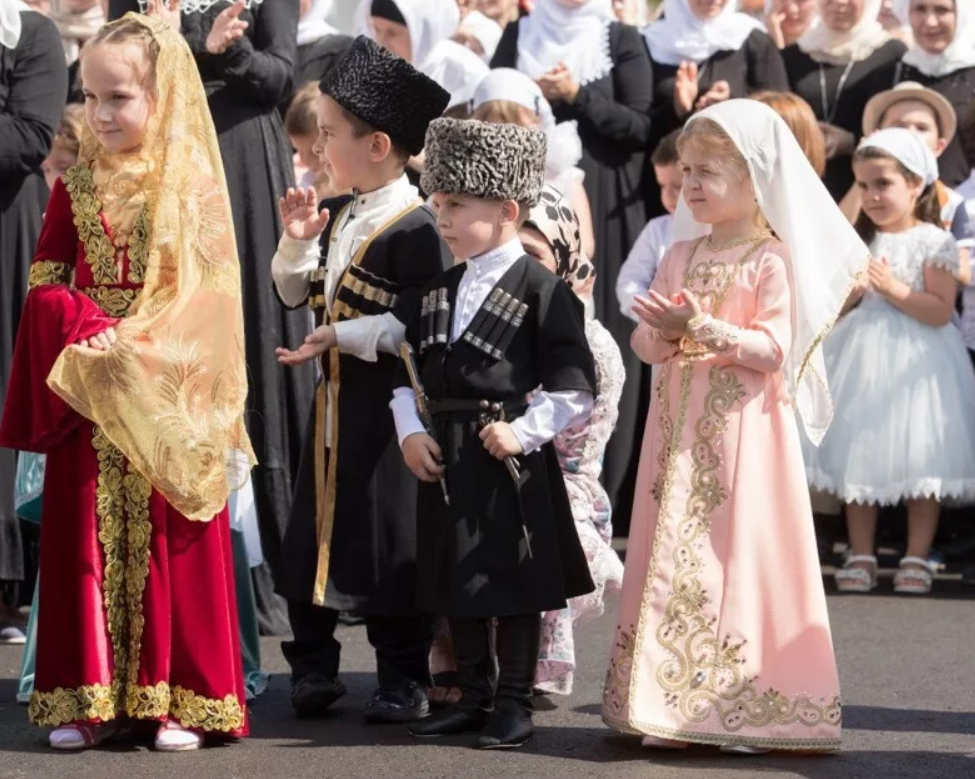 Выплаты в чеченской республике. Чеченский национальный костюм. Чеченские дети. Семья чеченцев. Чеченский национальный костюм детский.