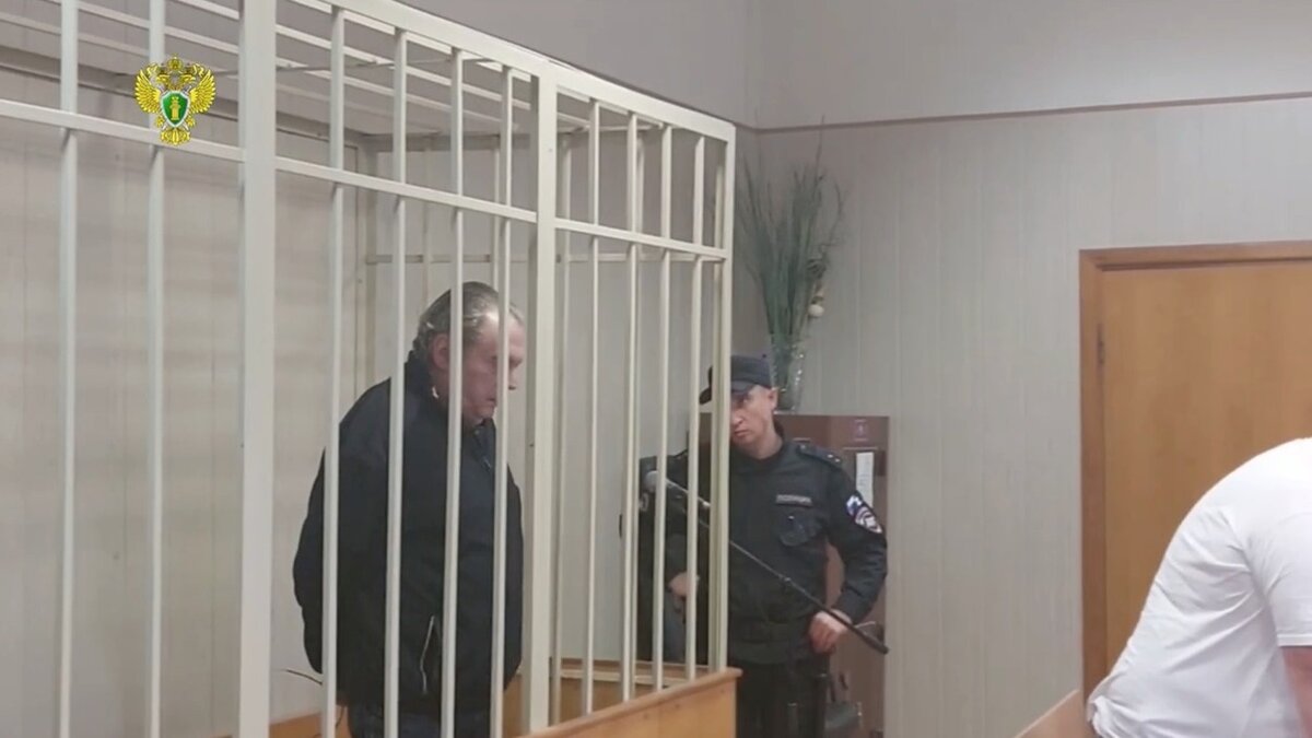     Он также оштрафован на 600 тысяч рублей.