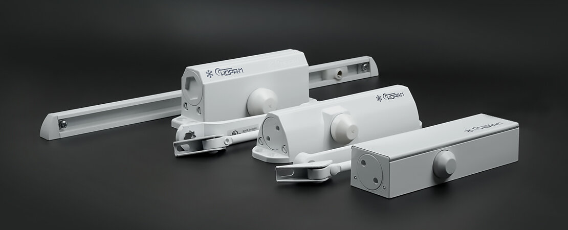 Выбор цвета дверного доводчика может быть важным аспектом в интерьерном дизайне, поскольку он может влиять на общее визуальное восприятие помещения. 