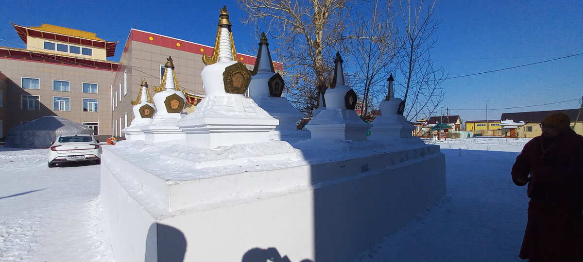 Сзади на фото университет, который выпускает лам. В правом нижнем углу наш экскурсовод, который себя назвал лама-философ.