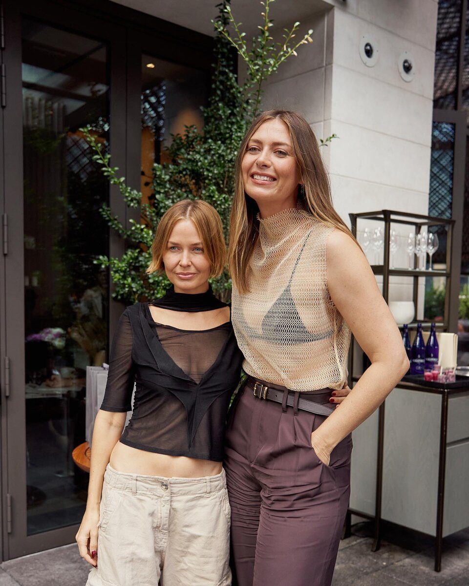    Мария Шарапова в откровенном образе с подругойСоцсети Марии Шараповой