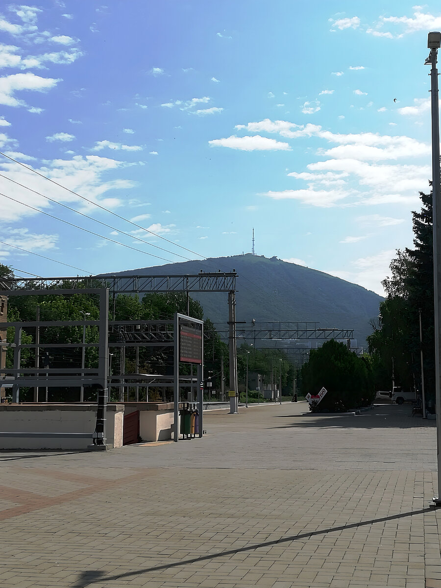 Платформа железнодорожного вокзала.