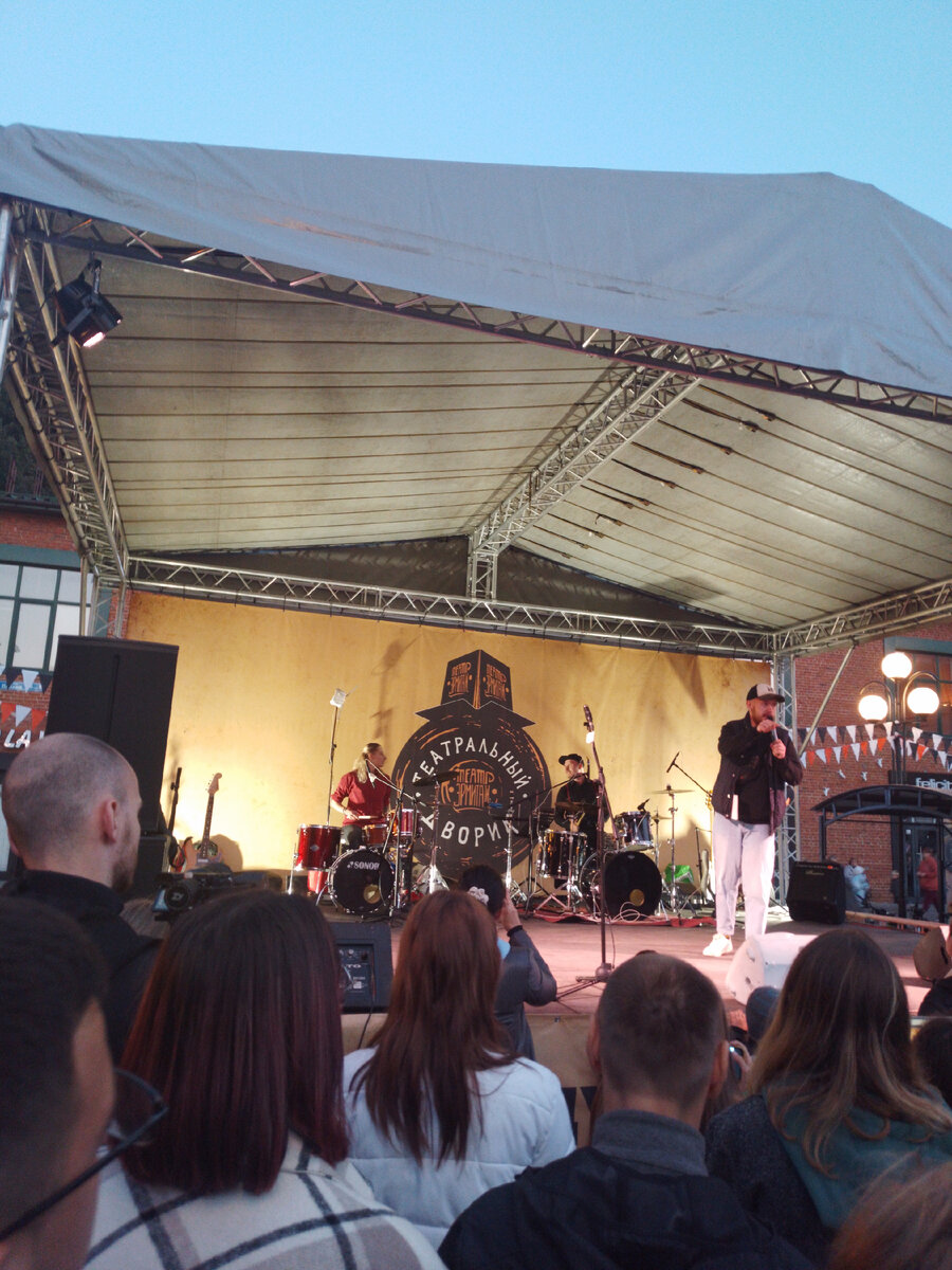 По уже сложившейся традиции, в Туле,  в дни города проходит "Театральный дворик".  В этом году- это уже XV Международный фестиваль уличных театров. 9/09/2023. 16:00.-41