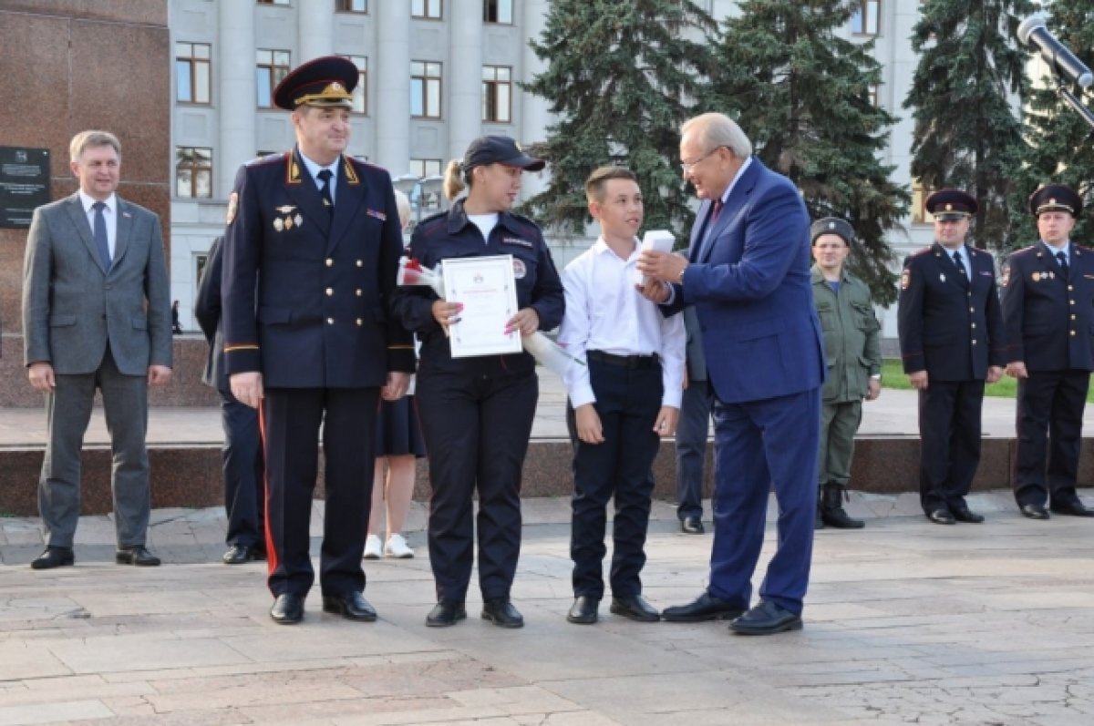    Полицейские наградили школьника, который спас тонущую девочку в Омутнинске
