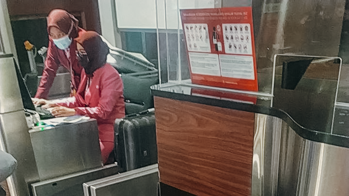 В Джакарте много мусульман и форма сотрудниц аэропорта это учитывает. Все очень стильные и яркие, но наряды - традиционные. И, конечно, все в масках.