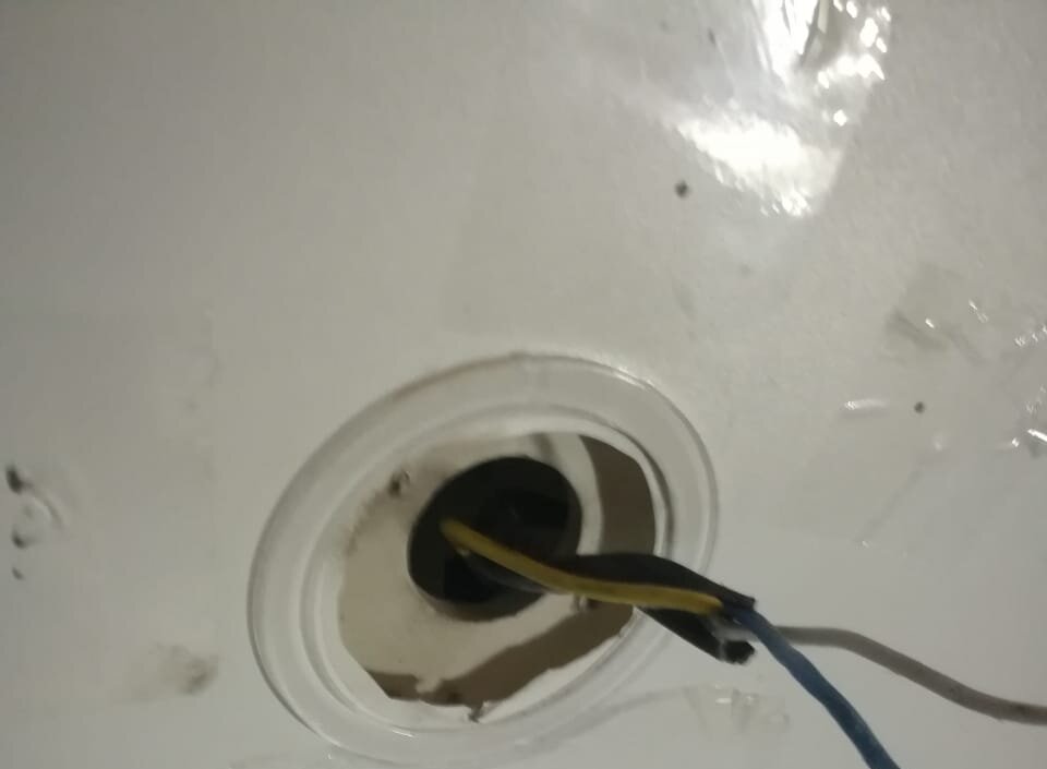 Скотч на потолке на местах старых креплений. Фотография автора статьи.