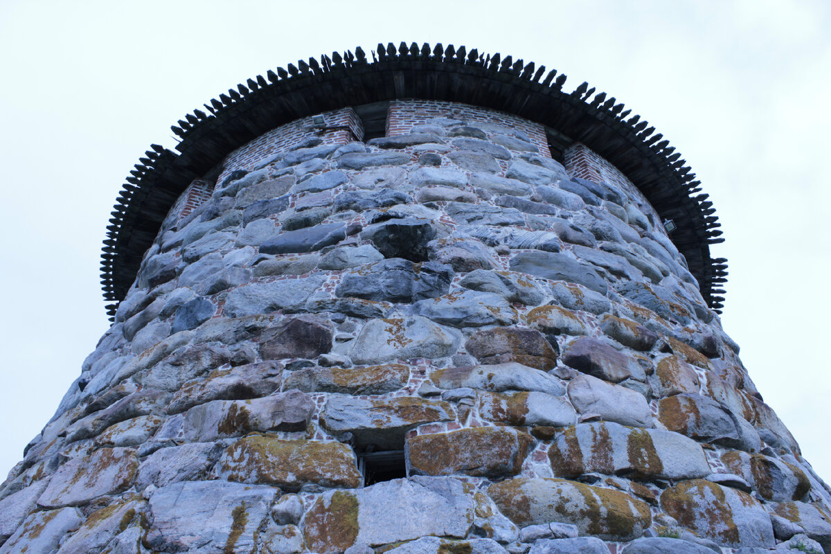 Одна из башен Соловецкой крепости. Фото автора.