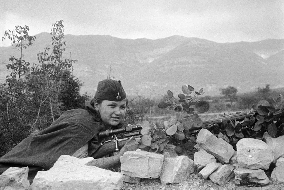 1943 год, снайпер Лиза Миронова в бою.