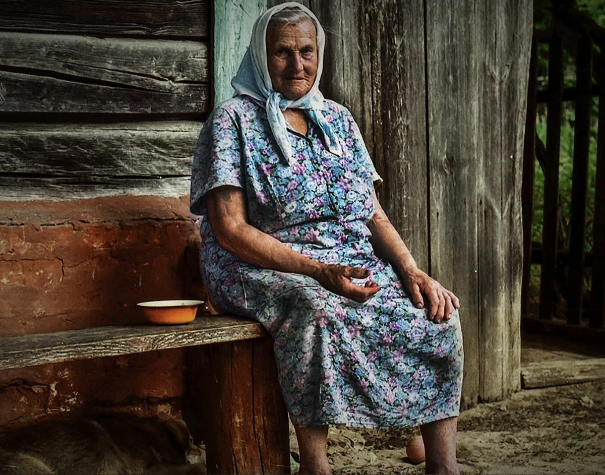 Живет одинокая бабушка. Бабушка в деревне. Деревенская бабушка. Красивая деревенская бабушка. Деревенская старушка.