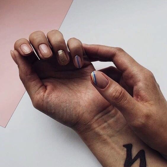 Здесь сразу совмещены несколько трендов - "голые" ногти, полосочки, золото