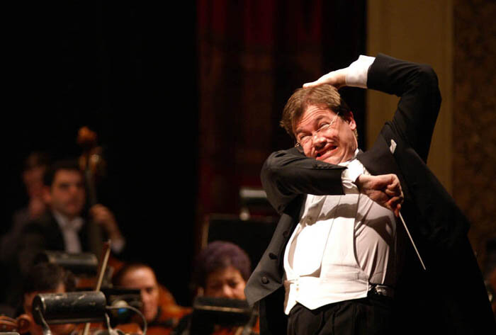 Картинка из свободного доступа. Нелегкий труд дирижера.