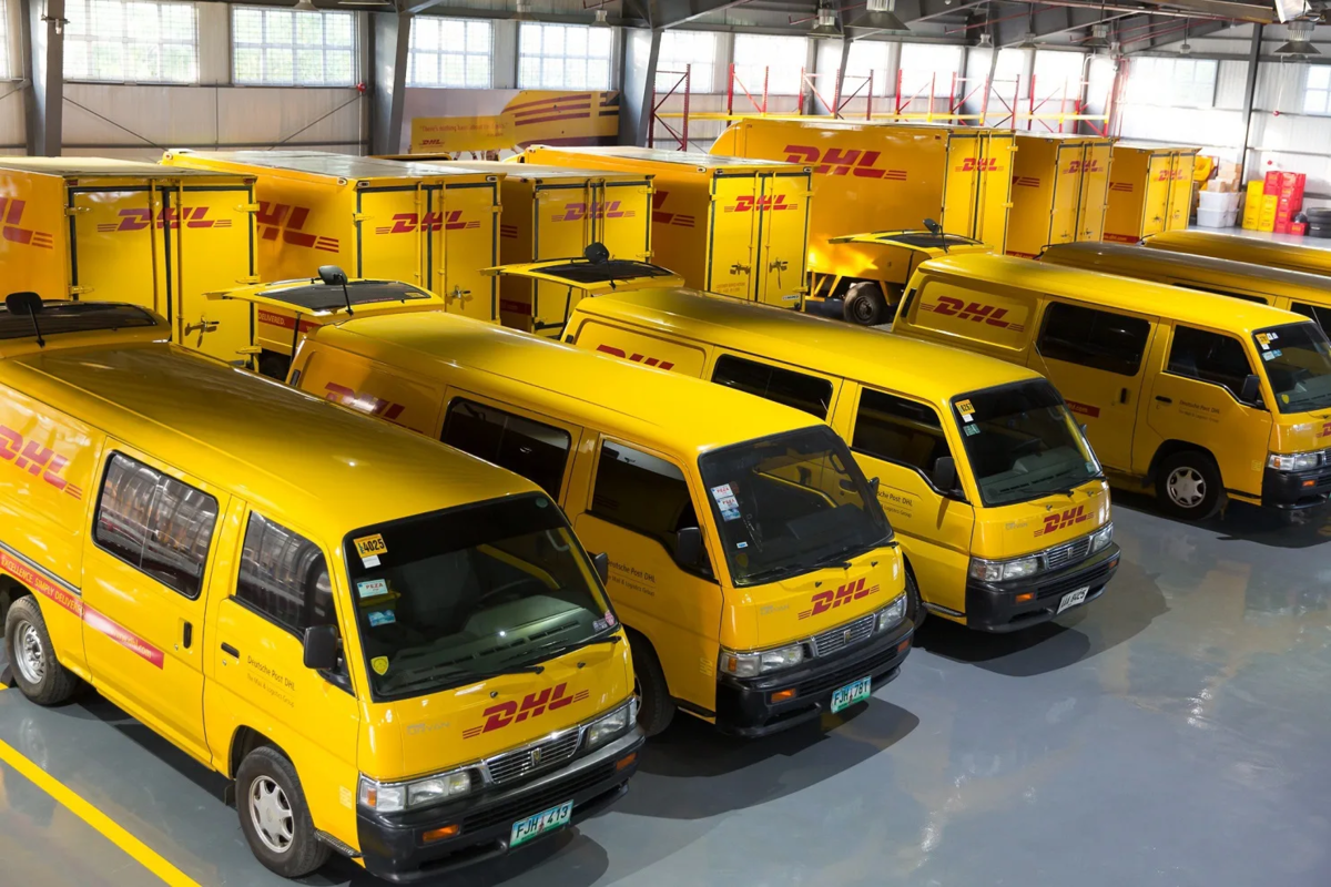 Dnl. DHL машины. DHL Express. DNL машина. Курьер DHL.