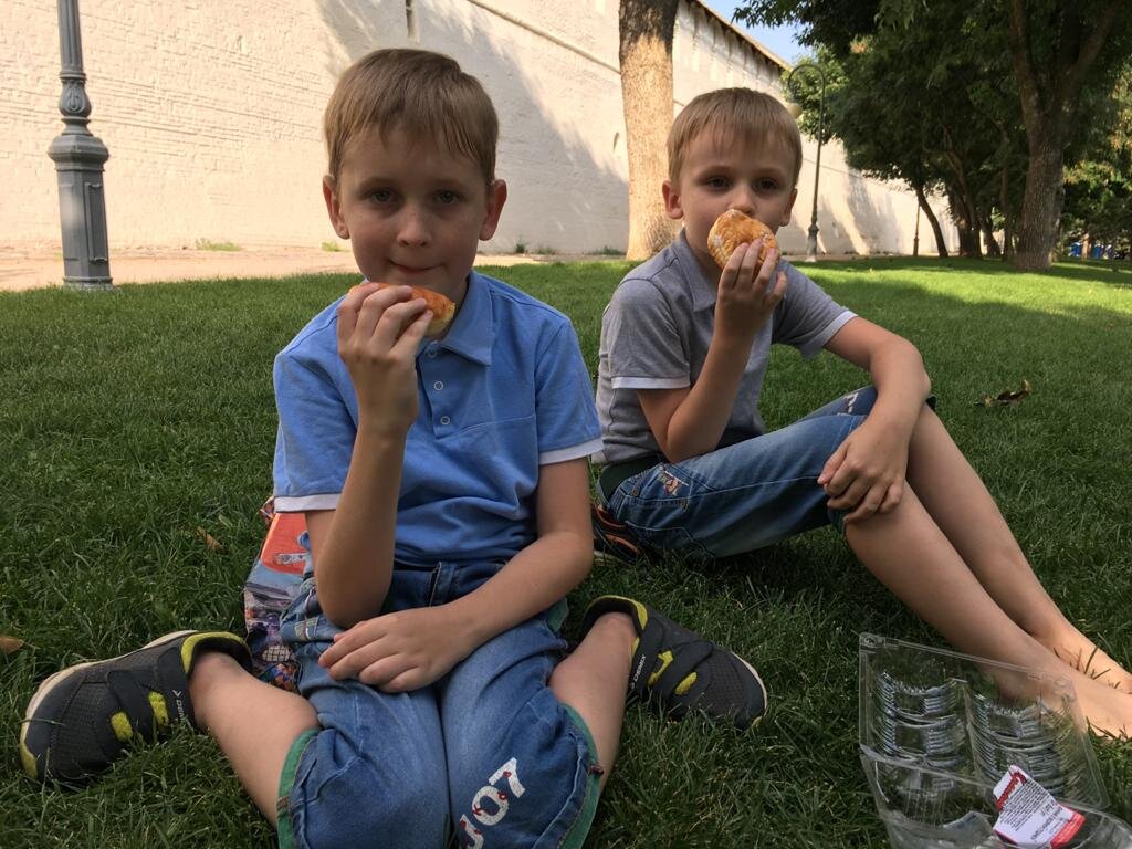 Егор и Владик Белюшины