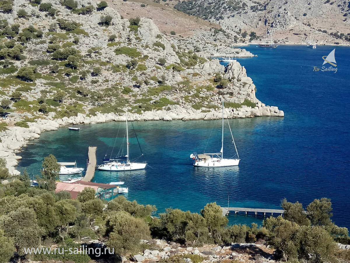 Стоянка яхт у ресторанного причала в бухте Bozuk koy
