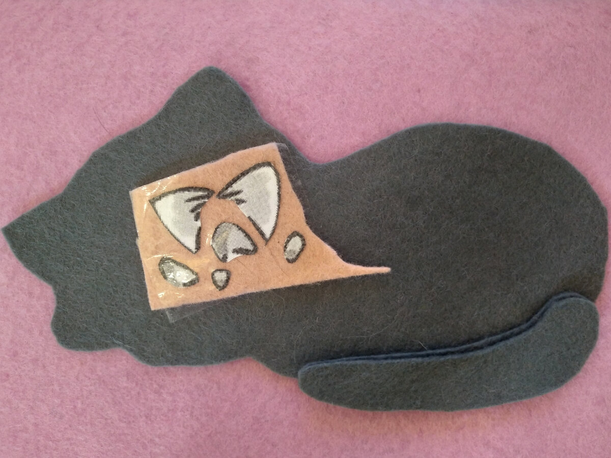 Сиреневый фон выбрала просто потому, что мне нравится, как он сочетается с серым.