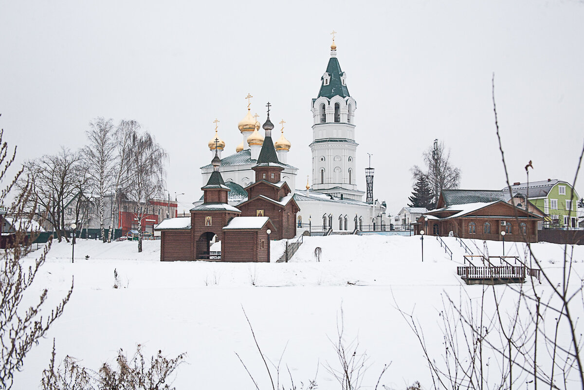 Троицкая церковь, святой источник, Троицкий пруд... За колокольней видна Шуховская башня