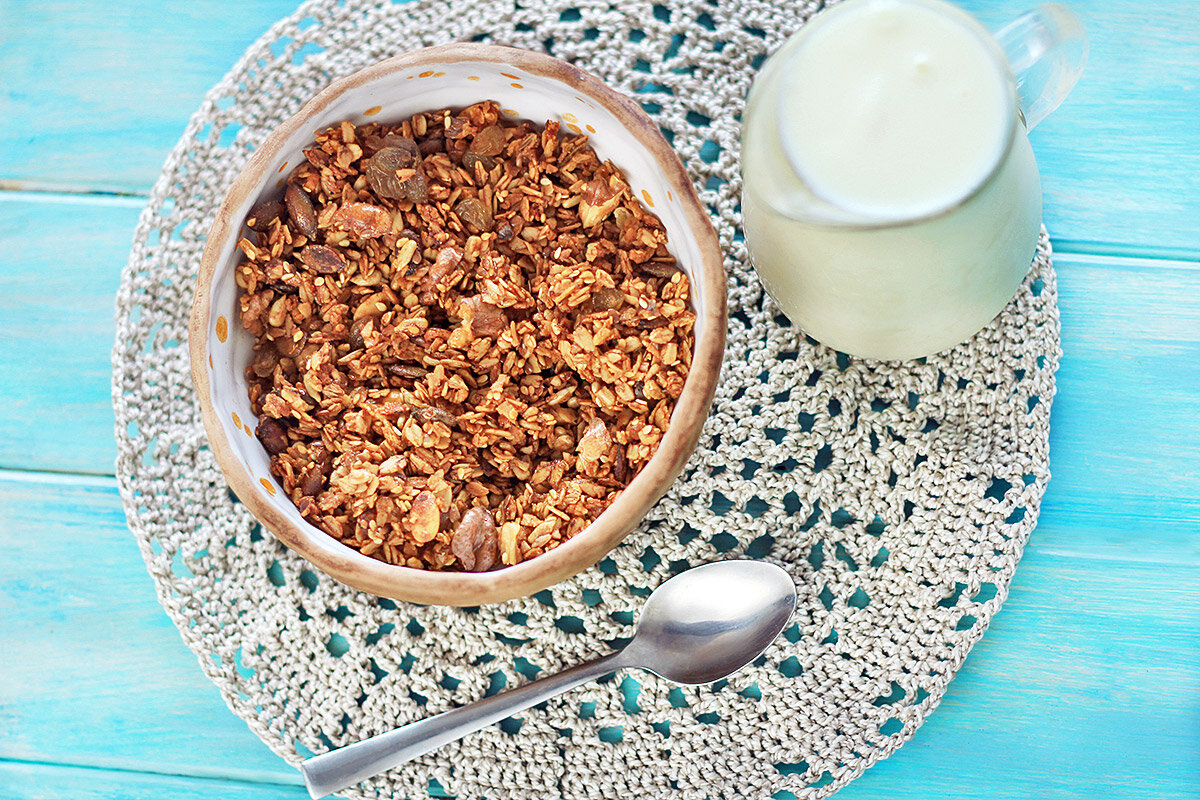 На завтрак приготовленная гранола в домашних условиях - идеальный вариант для детей и взрослых. Вкусно, полезно, сытно и всегда разнообразно.