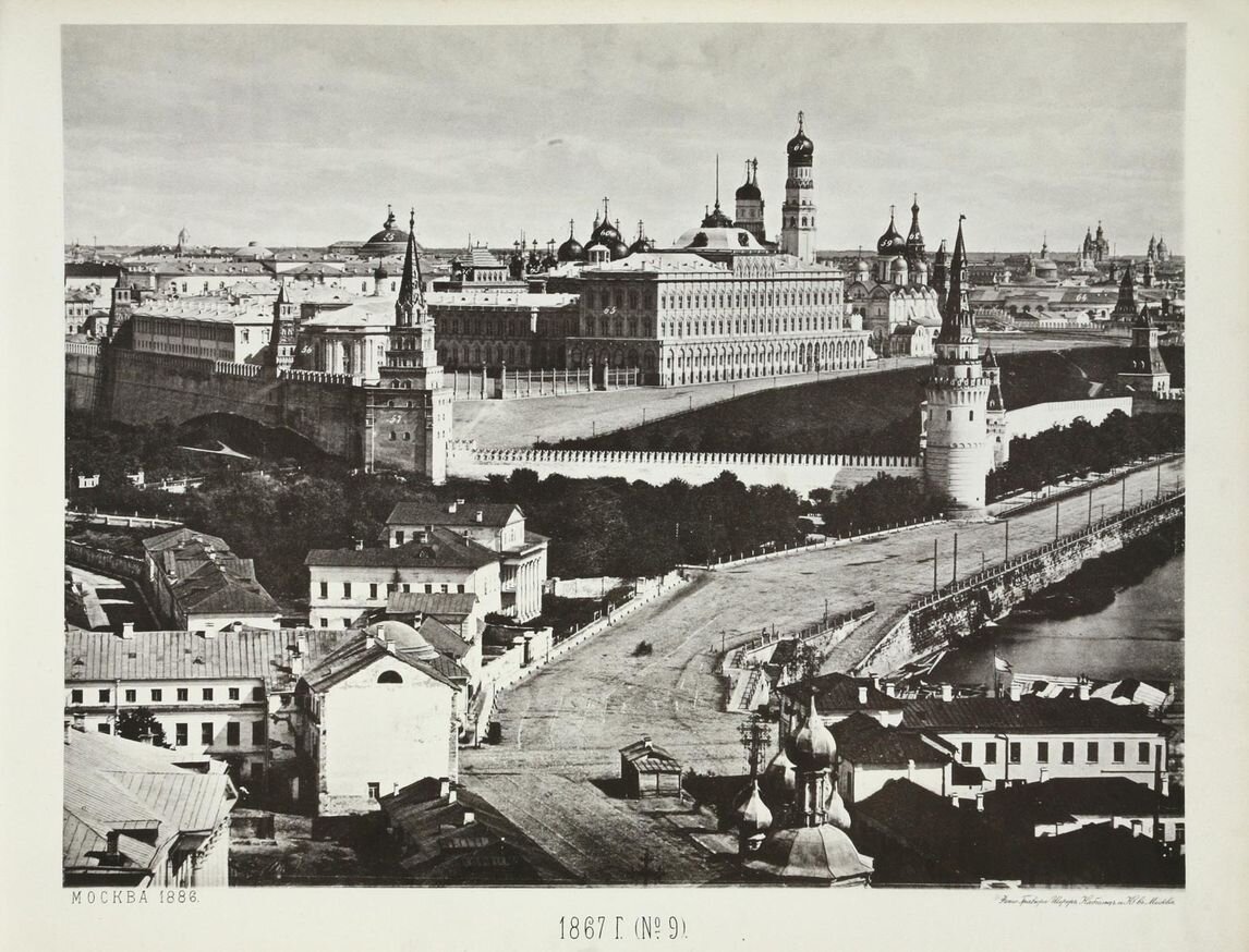 В сторону Кремля.