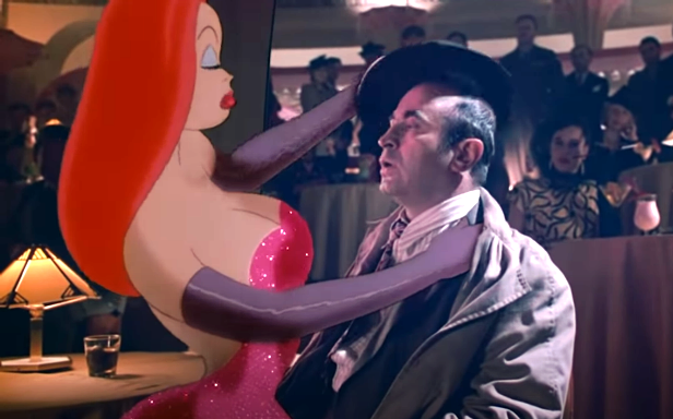 Взгляд отрепетирован на кукле, а потом сцена снята заново - одним актером.