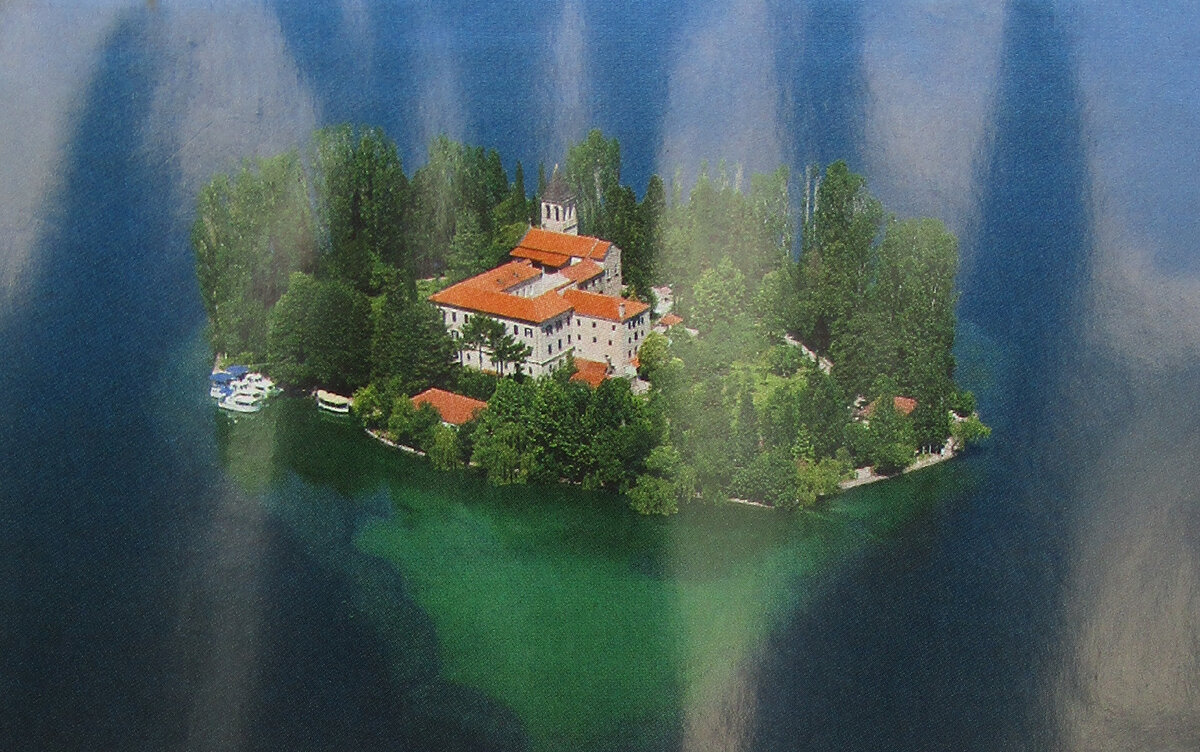 Висовац – остров и монастырь на реке Крка.