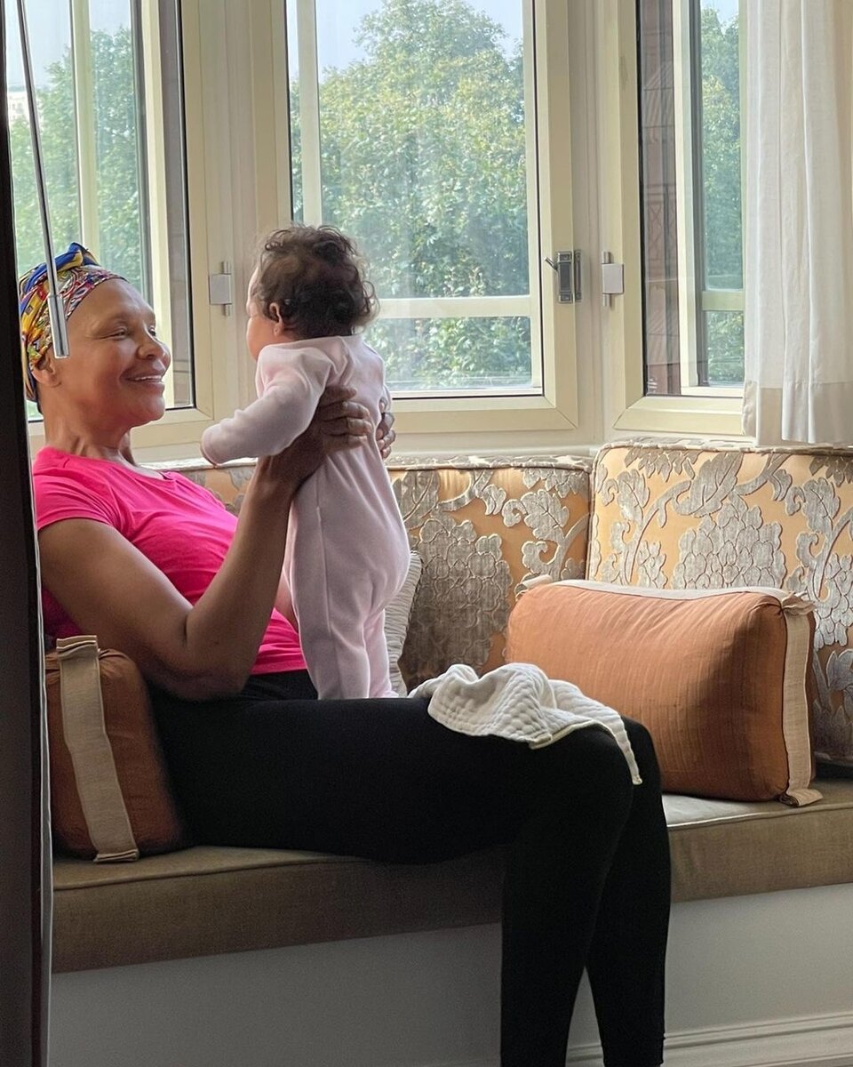 Мама Наоми Валери Моррис с внучкой