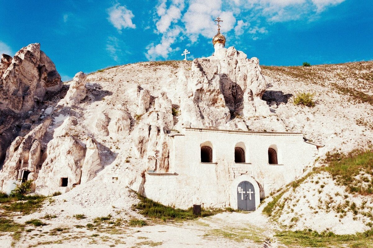 Монастырь в меловых горах. Белогорье. Белогорский Воскресенский монастырь. Белогорский мужской монастырь Воронежская. Белогорье - Воскресенский пещерный монастырь. Белогорский Воскресенский монастырь Воронежская область.