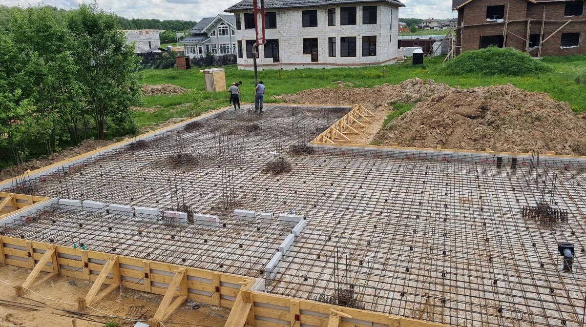 Заливка бетоном фундаментной плиты