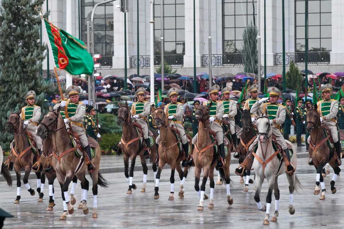    Церемониальное кавалерийское формирование. Туркменистан, 2011 год