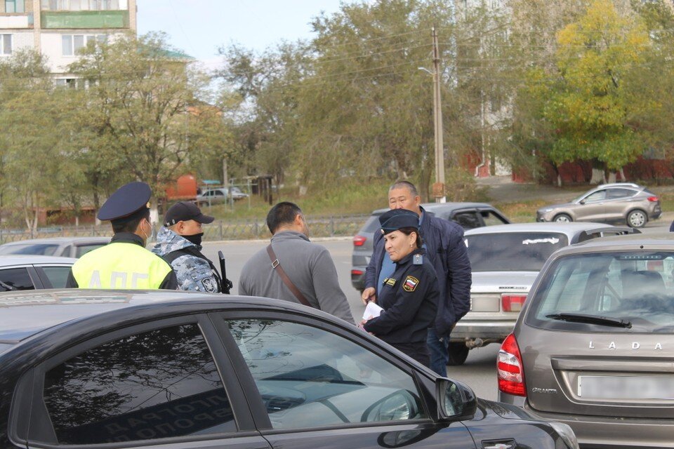     Во время рейда "поймались" 25 должников. Фото: УФССП по Республике Калмыкия