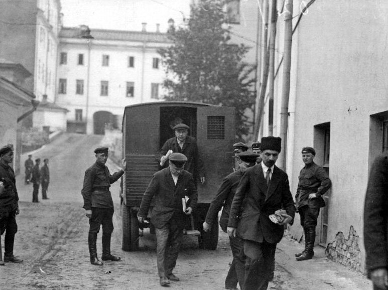 Доставка в суд обвиняемых по «Шахтинскому делу» 