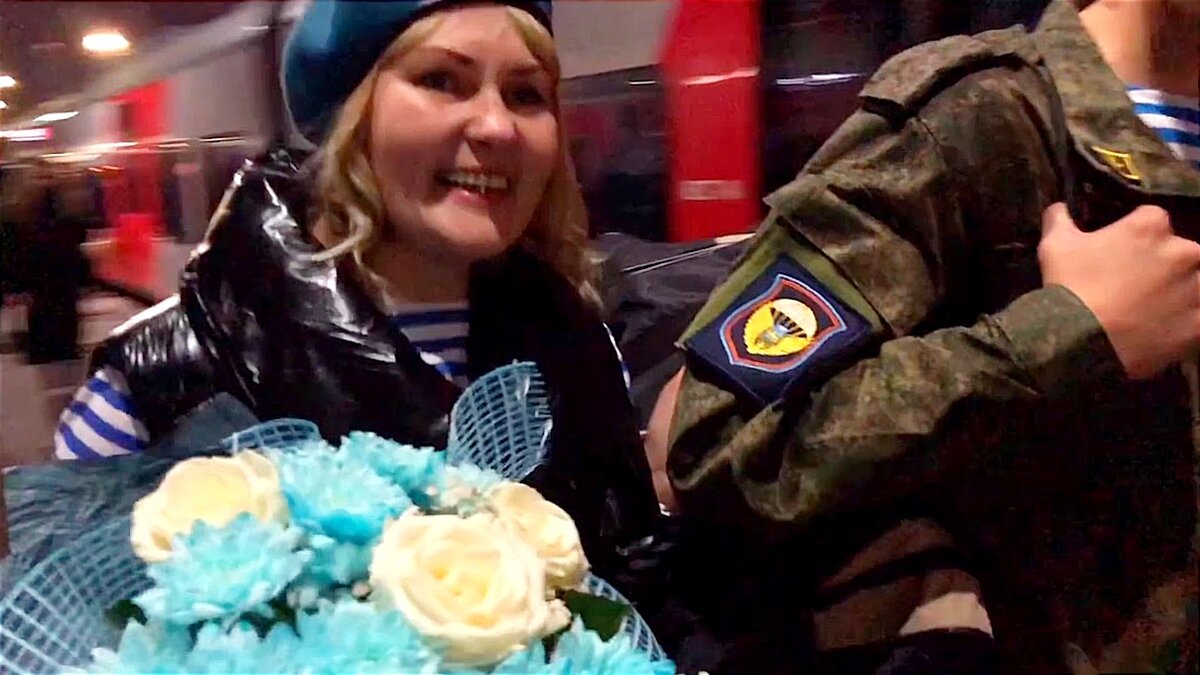 Встреча сына из армии. Фото для иллюстрации с сайта YouTube, обработка автора