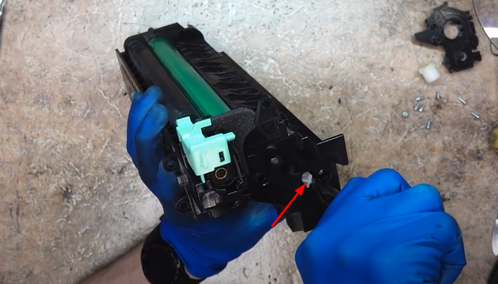 Фото 36. Снимаем приводную шестерню, указанную стрелкой