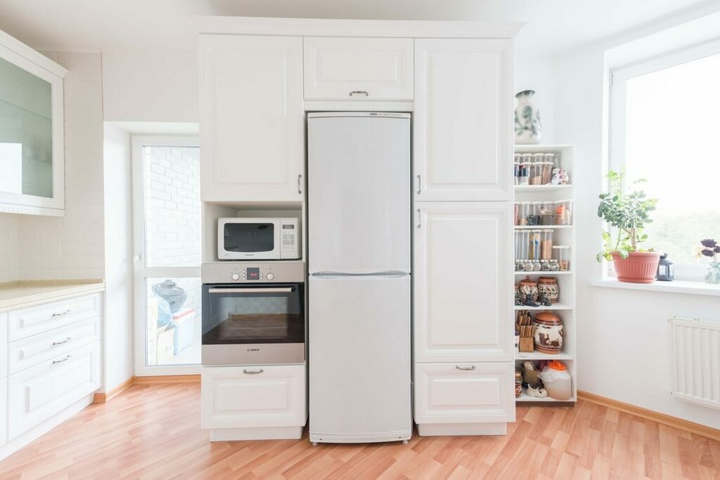 Можно ли духовой шкаф рядом с холодильником. Встроенный холодильник в пенале. Шкаф под холодильник. Холодильник в пенале на кухне. Пенал для холодильника.