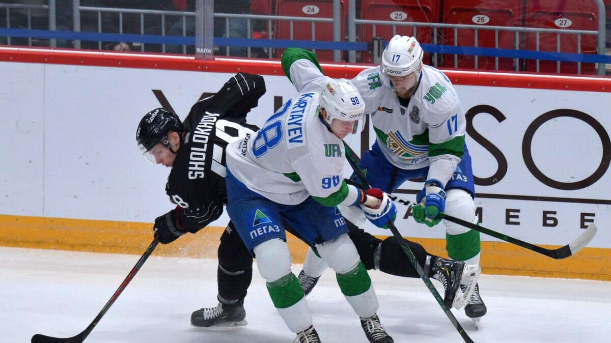   Игроки ХК "Салават Юлаев" Владислав Картаев, Вячеслав Солодухин (в белом)© РИА Новости / Александр Кондратюк