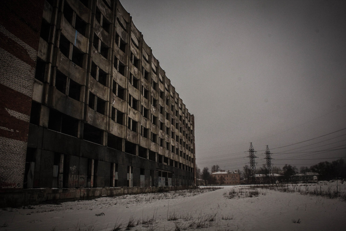 Включи 7 дней в заброшенном городе. Заброшенные панельки Припять. Заброшенный город Припять. Заброшенный город Килунг Тайвань. Заброшенные заводы Припяти.