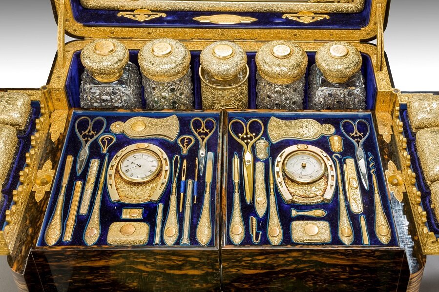 Набор дамский для туалетного столика. Серебряный несессер 19 век. Ювелирные предметы туалета. Шкатулка саркофаг короля стефана батория. Дорожный несессер 19 век.