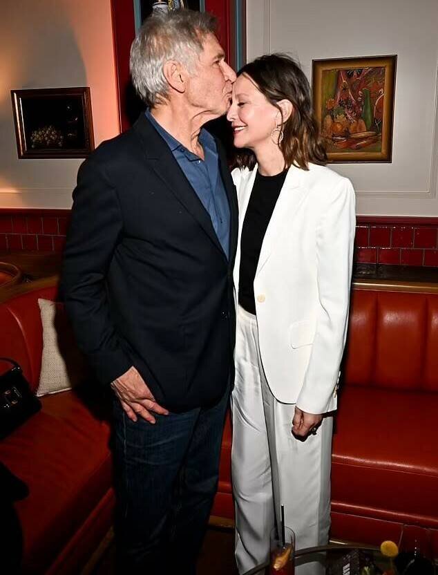    Харрисон Форд с женой вышел в светСоцсети