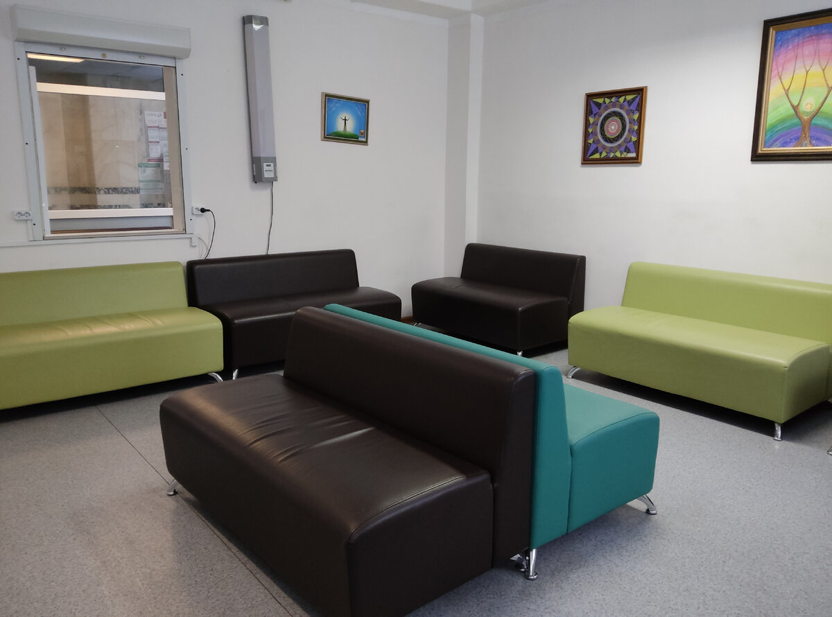 Что то типа комнаты ожидания в поликлинике. Утром наполовину была занята, а к вечеру уже никого не было. 