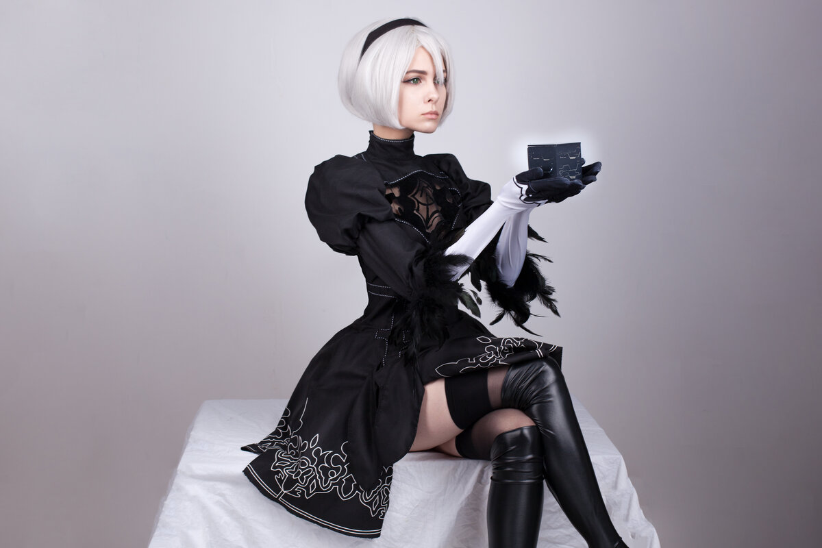 Nier automata косплей. NIER Automata костюмы 2b. NIER Automata 2b косплей. Алиса Шульц 2b. Ниер автомата косплей.