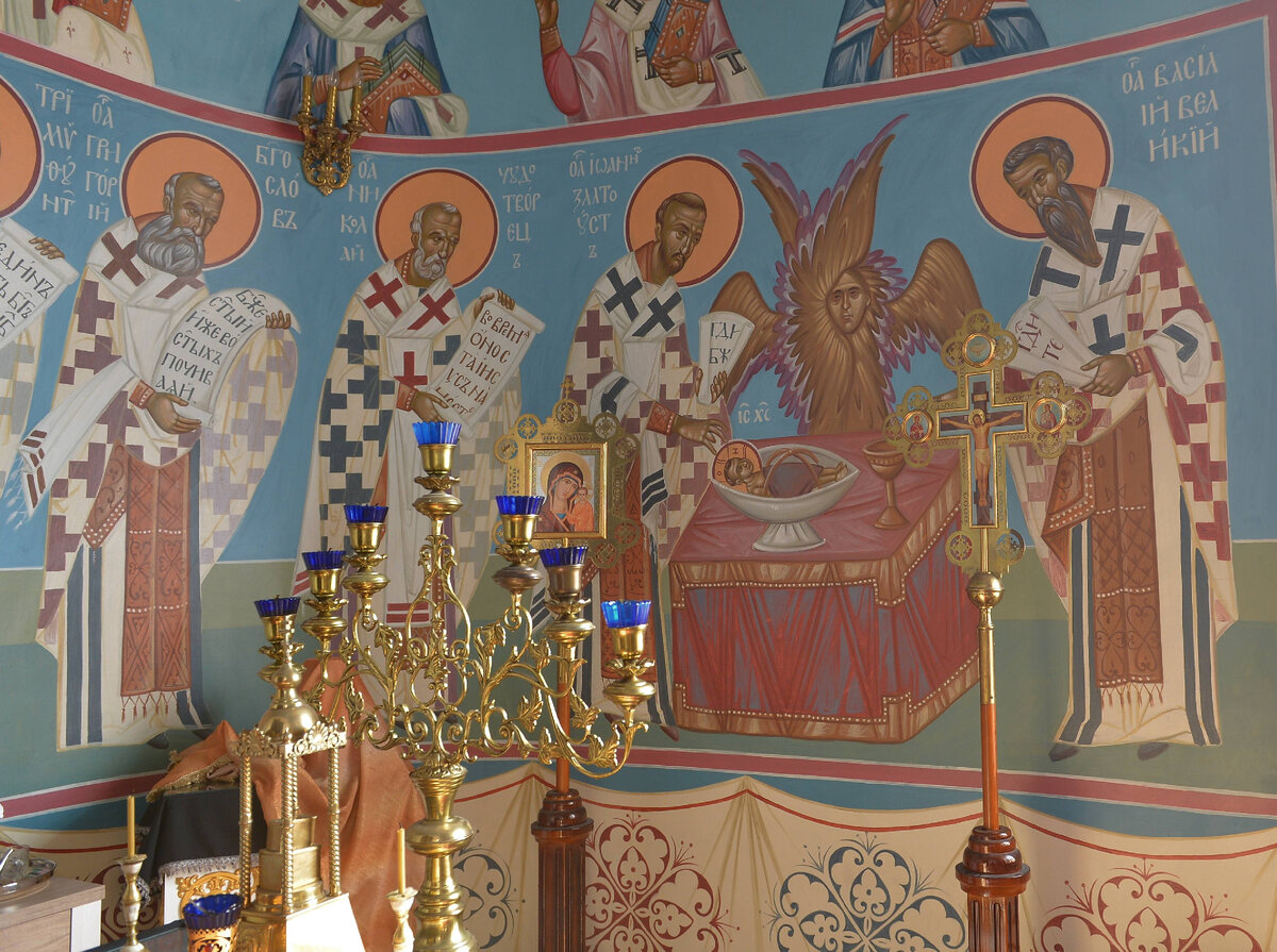 Роспись в алтаре придела святителя Николая.  Храм Успения Пресвятой Богородицы "за верхом" г. Калуга. Святитель Василий изображается в светлой крещатой фелони, со свитком в руках. Лицо удлиненное, смуглое, лоб высокий, нос с горбинкой, волосы черные с проседью, такая же борода до груди, сужающаяся к концу. Изображения Василия Великого, отца Церкви и автора литургии, украшает алтарь, где святитель  Василий представлен за престолом, совершающим службу вместе с ангелами, рядом со святителем Иоанном Златоустом. 