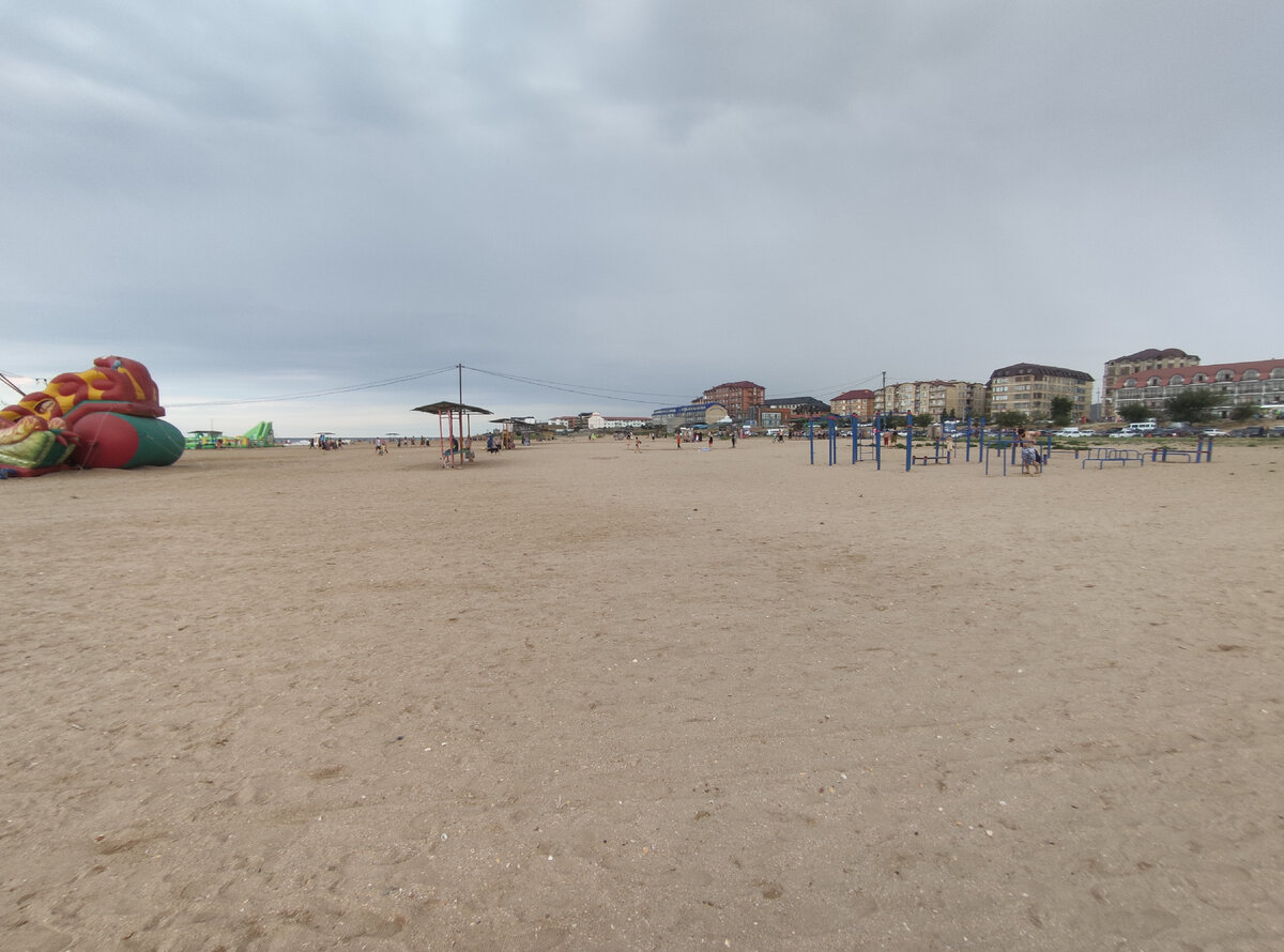 Городской пляж в Избербаше. Он очень большой.
