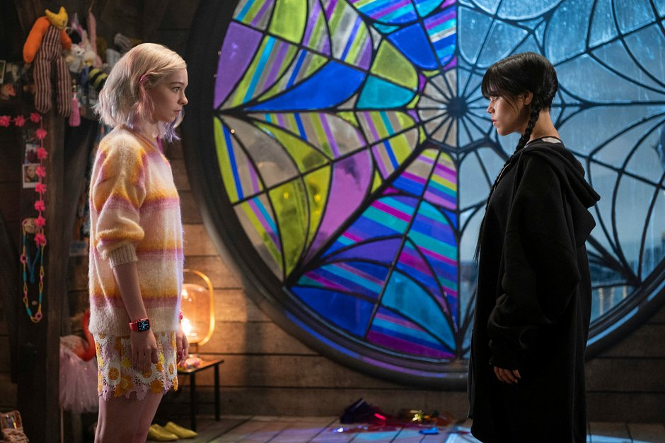 Инид Синклери  и Уэнздей Аддамс  в исполнении  Эммы Майерс и Дженны Ортеги 