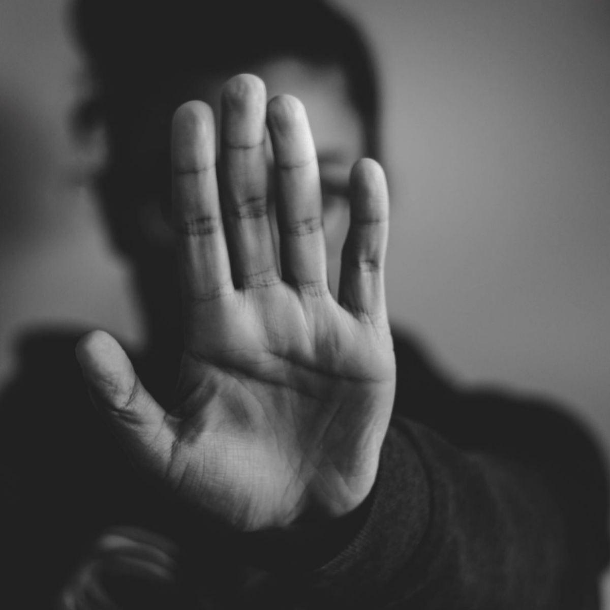 Человек, у которого есть личные границы, автоматически становится неудобным для других и часто вызывает сопротивление. Типа: «ты ж нормальная раньше была. Что случилось?»