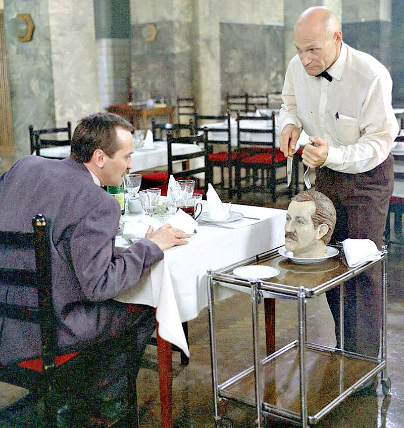 "Город зеро" (1988). Алексею Варакину подали тортик в виде его собственной головы...