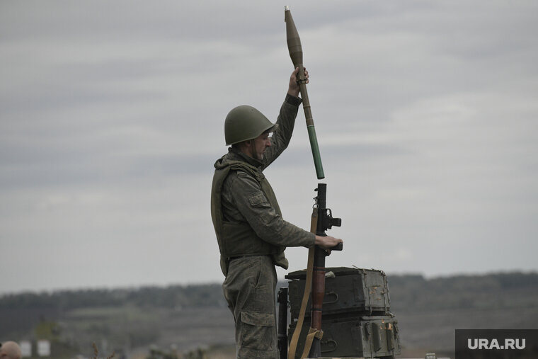    Российские военнослужащие гранатометом обстреляли ВСУ, которые выдали свои позиции фонариками