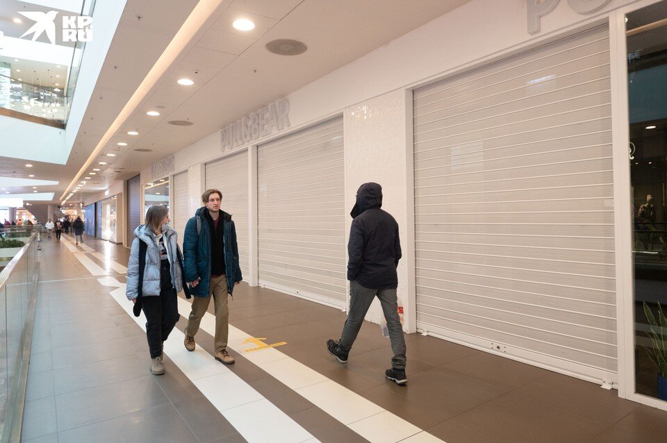     Покупателей ТЦ весомо растеряли, ведь люди шли в зарубежные магазины, а по пути заходили в другие отделы и на фуд-корты. Юлия ПЫХАЛОВА