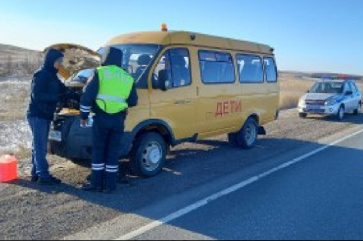    В Оренбуржье полицейские помогли починить заглохший автобус с детьми