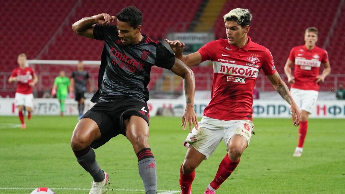    Игрок "Бенфики" Лукас и игрок "Спартака" Айртон (справа) в матче 3-го квалификационного раунда Лиги чемпионов УЕФА 2021/22 между ФК "Спартак" (Россия, Москва) и ФК "Бенфика" (Португалия, Лиссабон).© РИА Новости / Александр Вильф